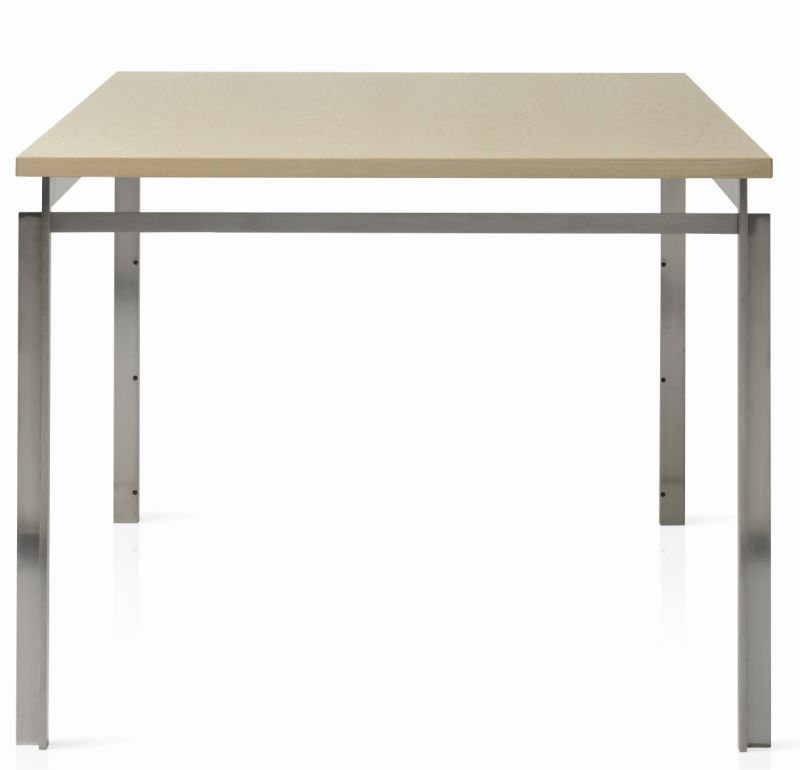 PK55 Esstisch von Fritz Hansen: Quadratischer Tisch mit heller Holzplatte und Stahlgestell.